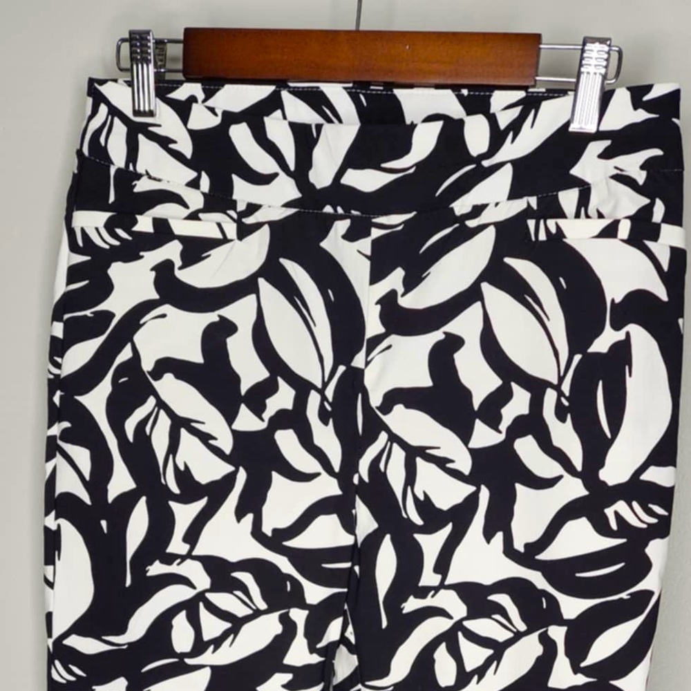 Chico’s Black & White Floral Ankle Pants Size 6
